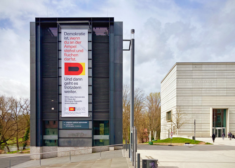 großformatiges Plakat am Bahnhof